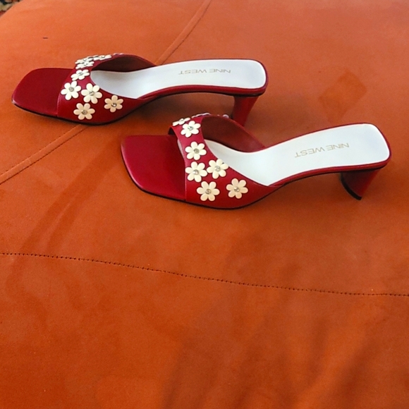 Red flower studded sandals - Picture 3 of 4